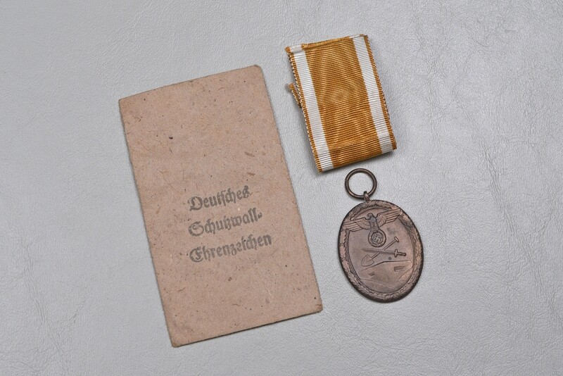 WWII GERMAN WEST WALL MEDAL IN TITLED PACKET - MAKER MARKED