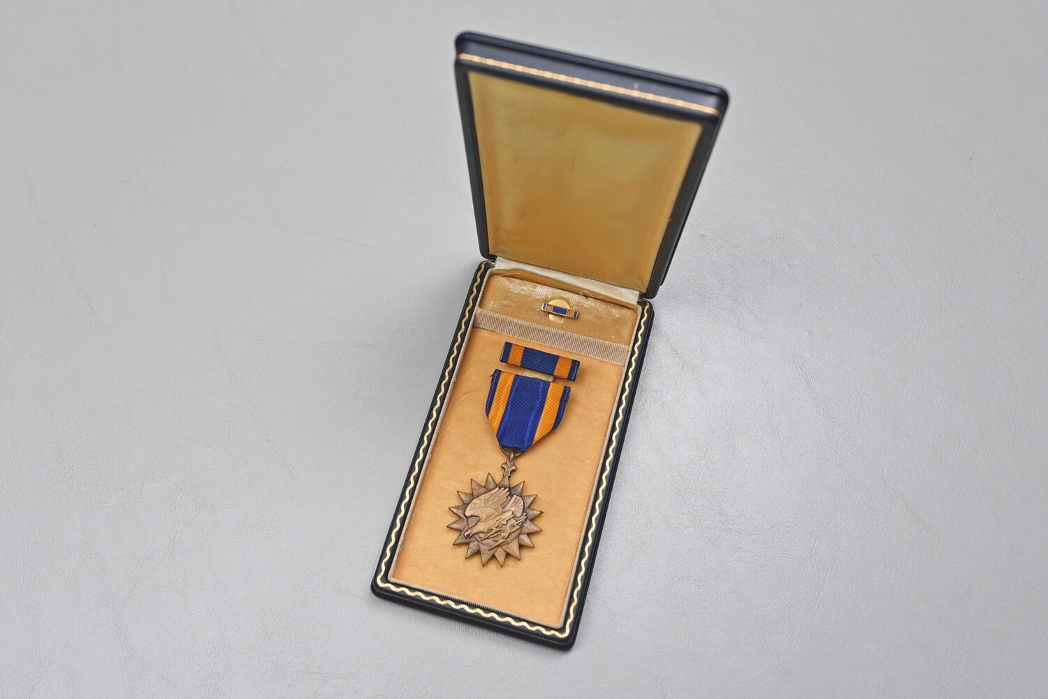WWII U.S AIR MEDAL w/WRAP BROACH IN BLACK LEATHERETTE CASE