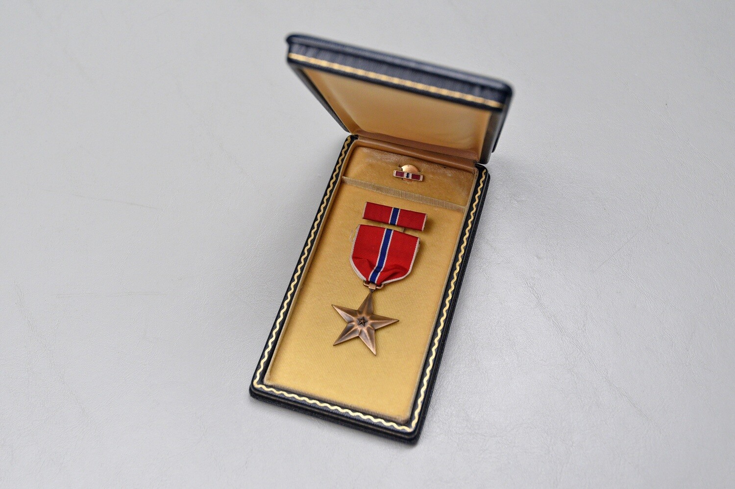 WWII U.S. BRONZE STAR MEDAL IN BLACK LEATHERETTE CASE