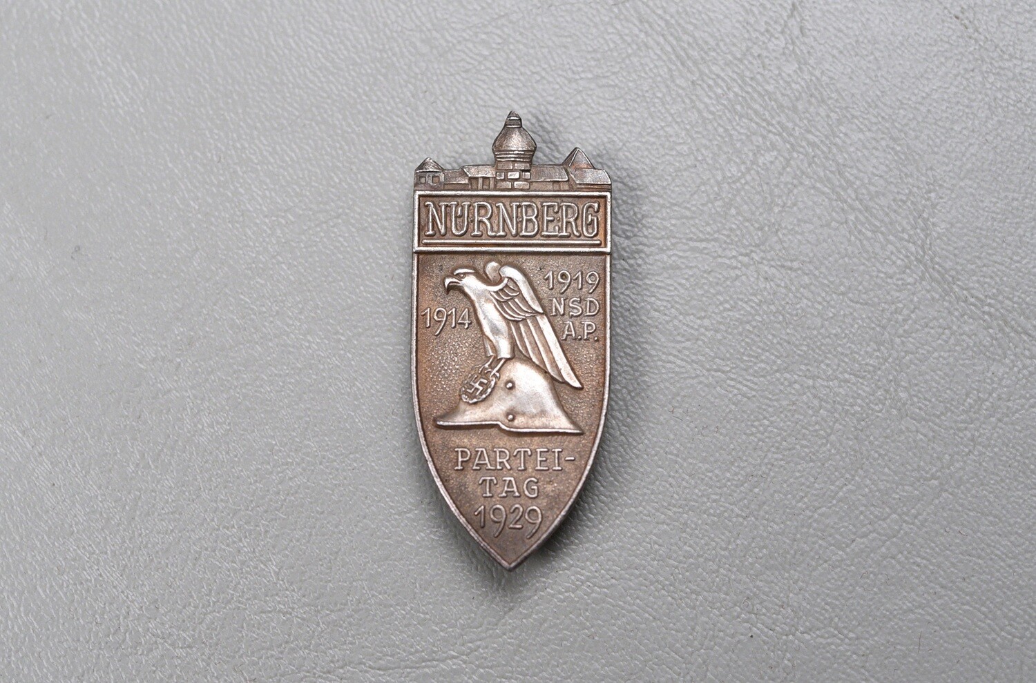 WWII GERMAN 1929 NURNBERG PARTY DAY BADGE BY B.H. MAYER&#39;S KUNSTPRÄGEANSTALT, PFORZHEIM