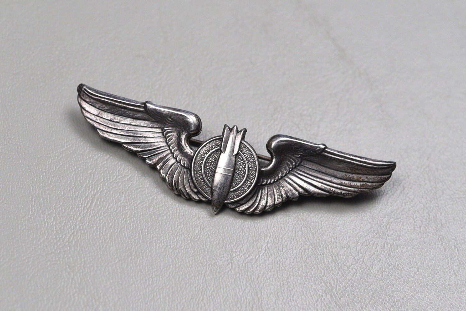 WWII U.S. ARMY AIR CORPS BOMBARDIER WING - PINBACK, STERLING