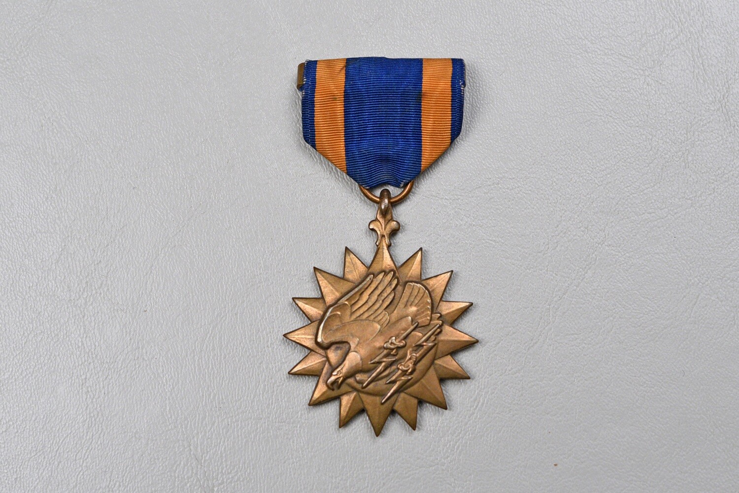 WWII U.S. ARMY AIR CORPS AIR MEDAL w/WRAP BROACH - NUMBERED