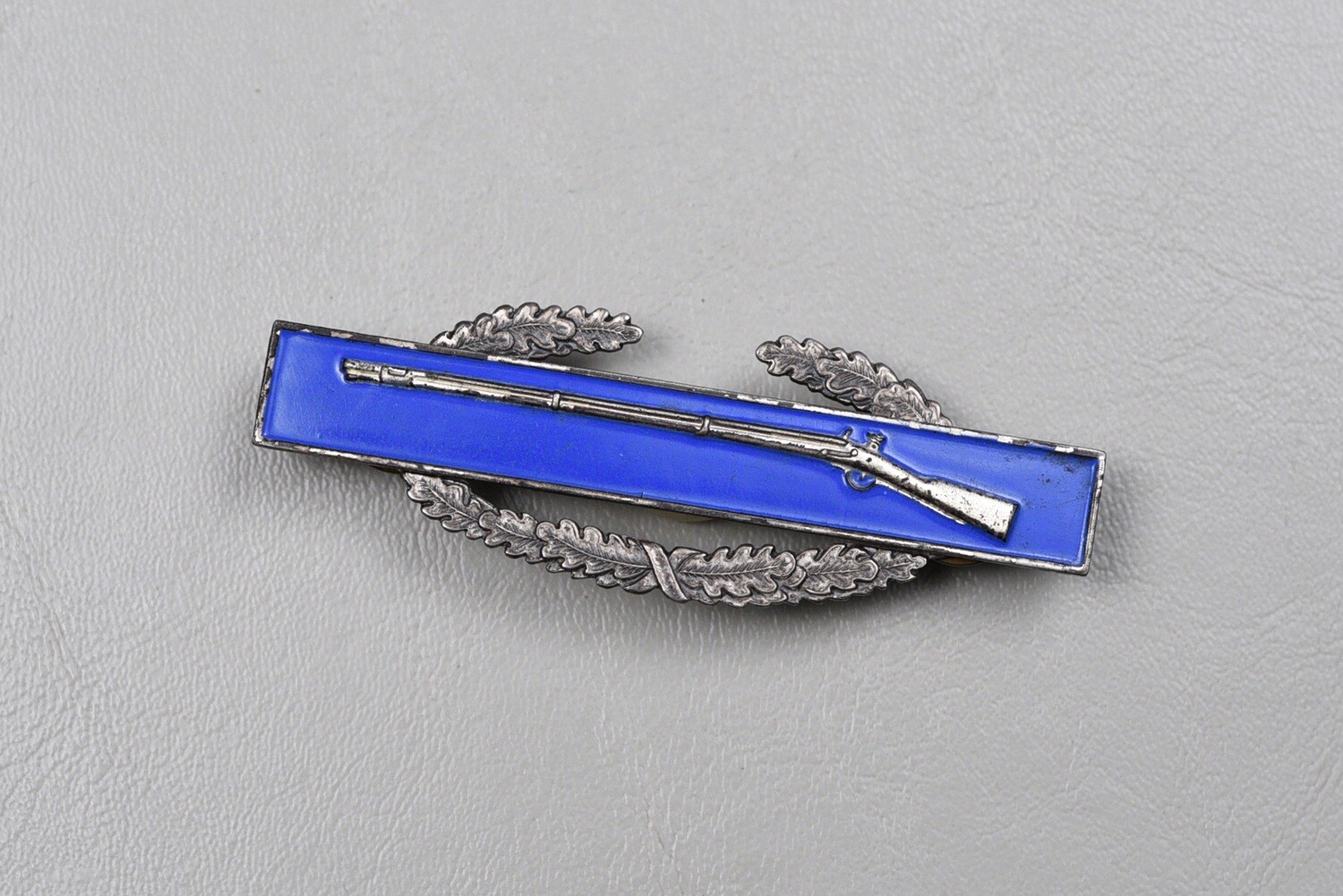 WWII U.S. COMBAT INFANTRY BADGE - 2-PIECE