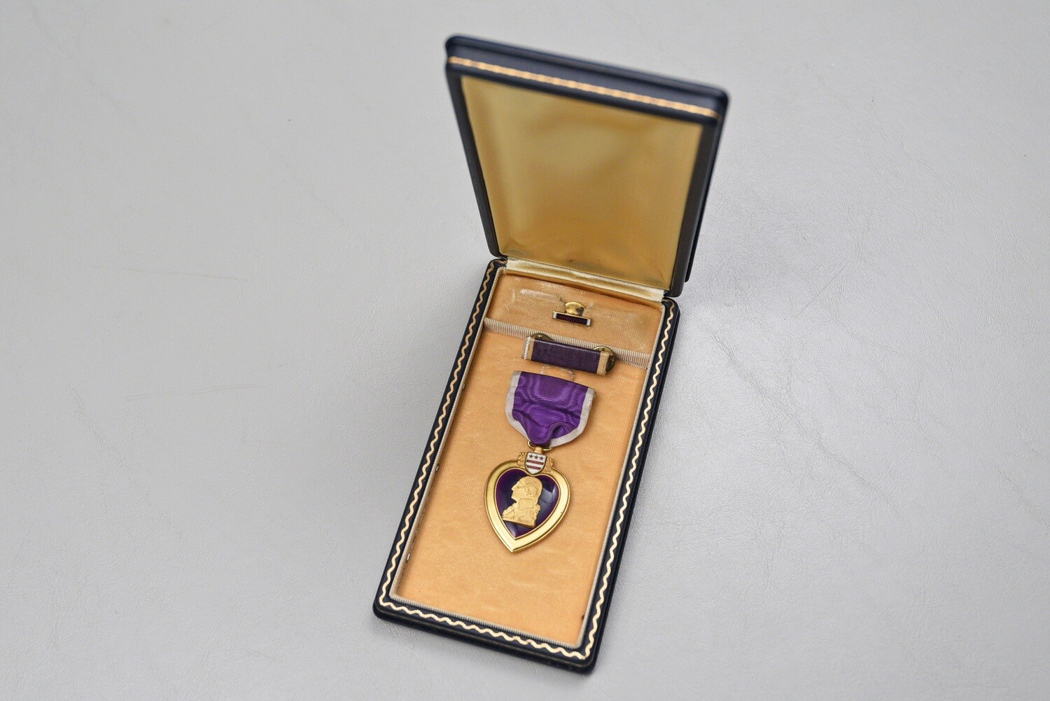 WWII U.S. PURPLE HEART MEDAL IN BLACK LEATHERETTE PRESENTATION CASE
