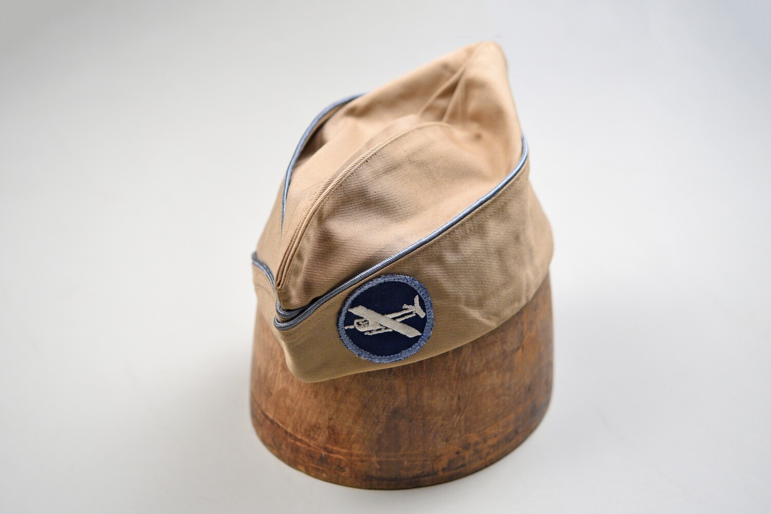 WWII U.S. AIRBORNE GLIDER INFANTRY KHAKI ENLISTED OVERSEAS CAP - BLUE PATCH