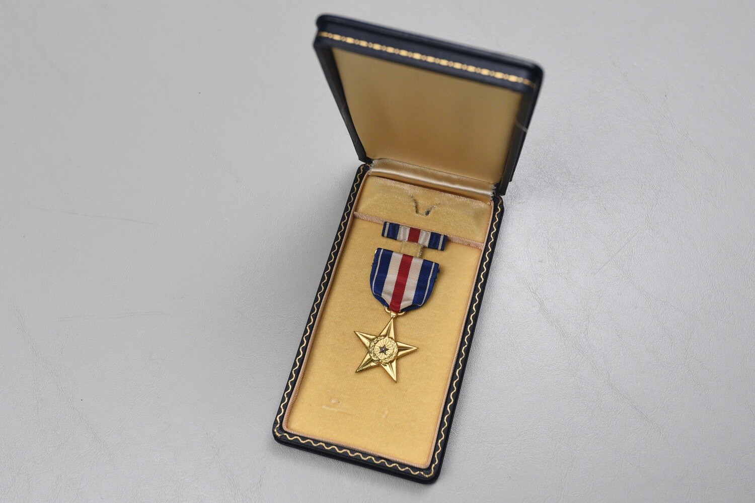 WWII U.S. SILVER STAR MEDAL IN BLACK LEATHERETTE CASE - SLOT BROACH