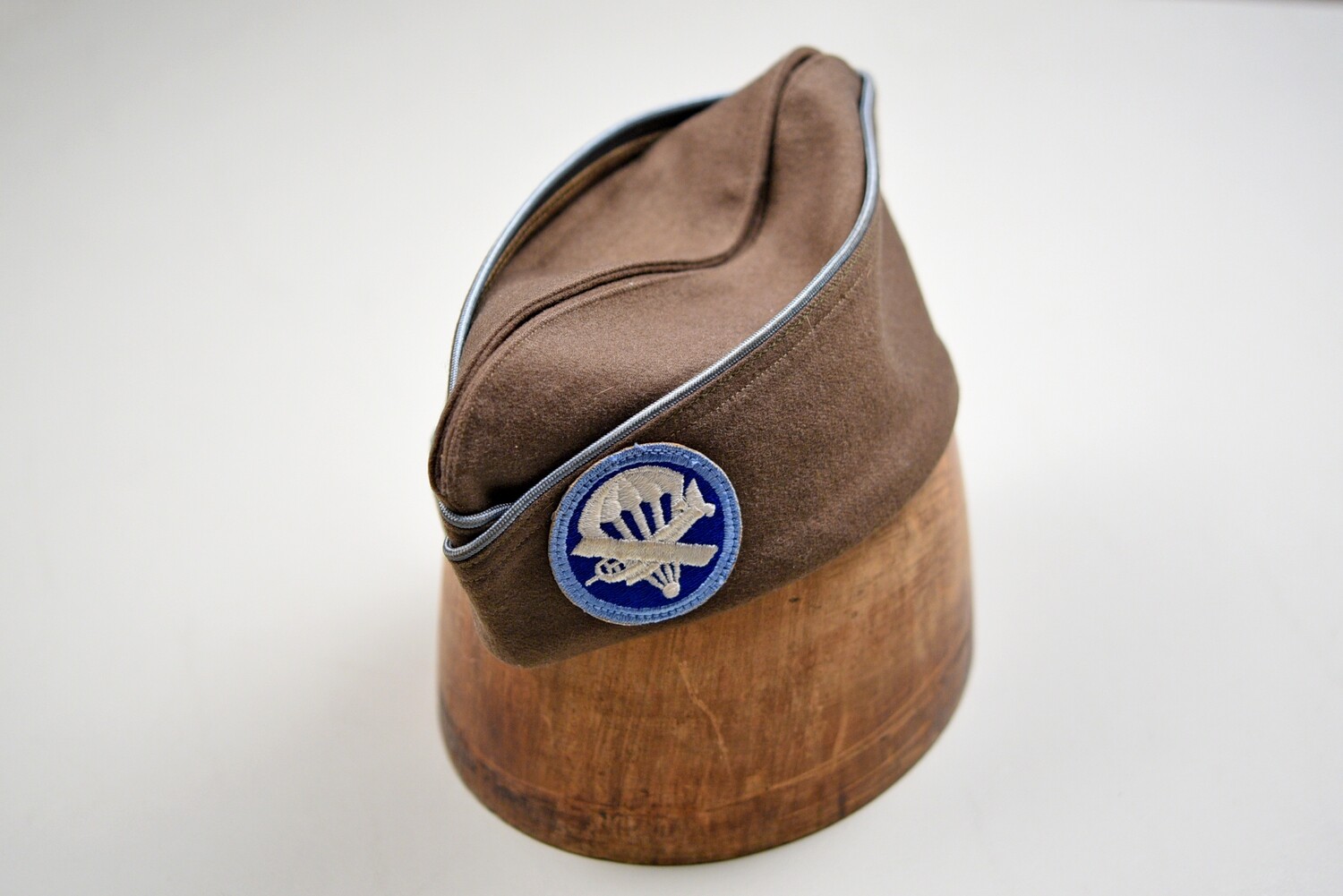 WWII U.S. AIRBORNE PARA/GLIDER ENLISTED OVERSEAS CAP - BLUE PATCH, OD WOOL