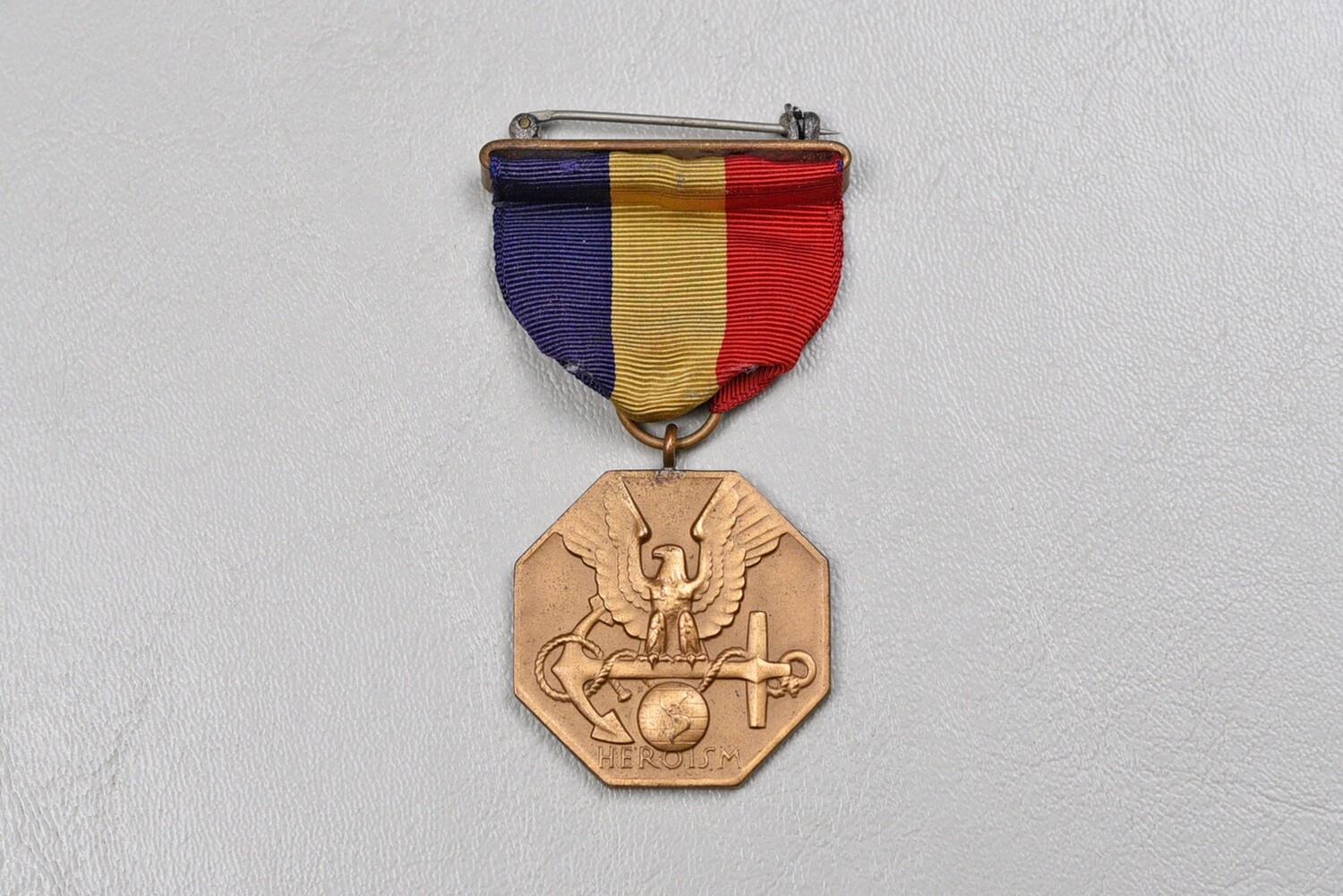 WWII U.S. NAVY AND MARINE CORPS MEDAL w/WRAP BROACH