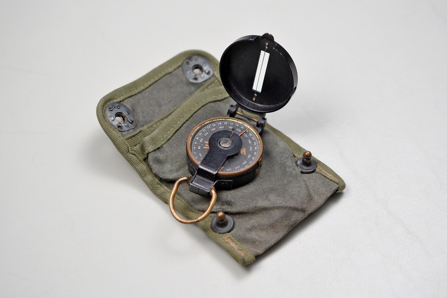 WWII U.S. LENSATIC COMPASS IN WATERPROOF CASE