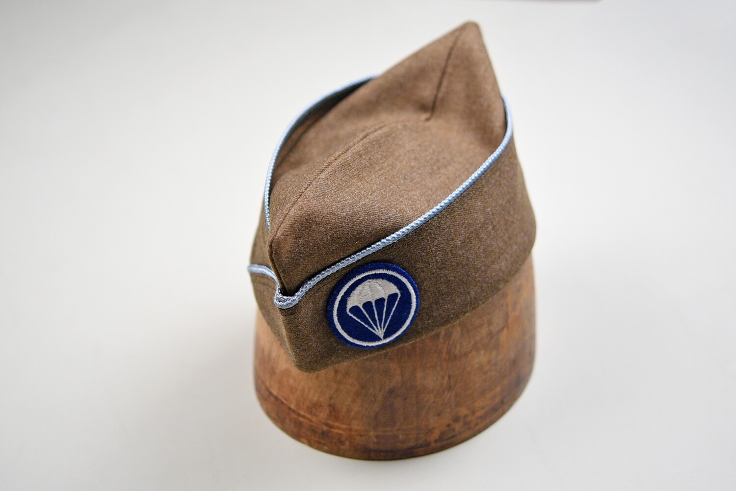 WWII U.S. AIRBORNE PARACHUTE INFANTRY OD ENLISTED OVERSEAS CAP – BLUE PATCH