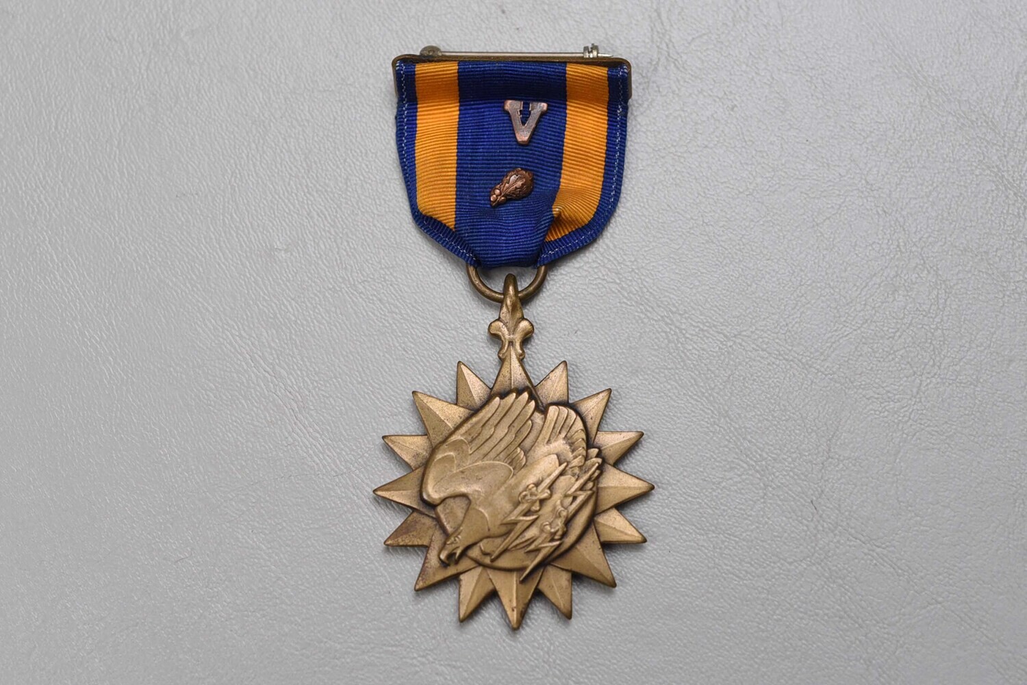 WWII U.S. ARMY AIR CORPS AIR MEDAL w/&#39;V&#39; AND OAK LEAF CLUSTER - WRAP BROACH