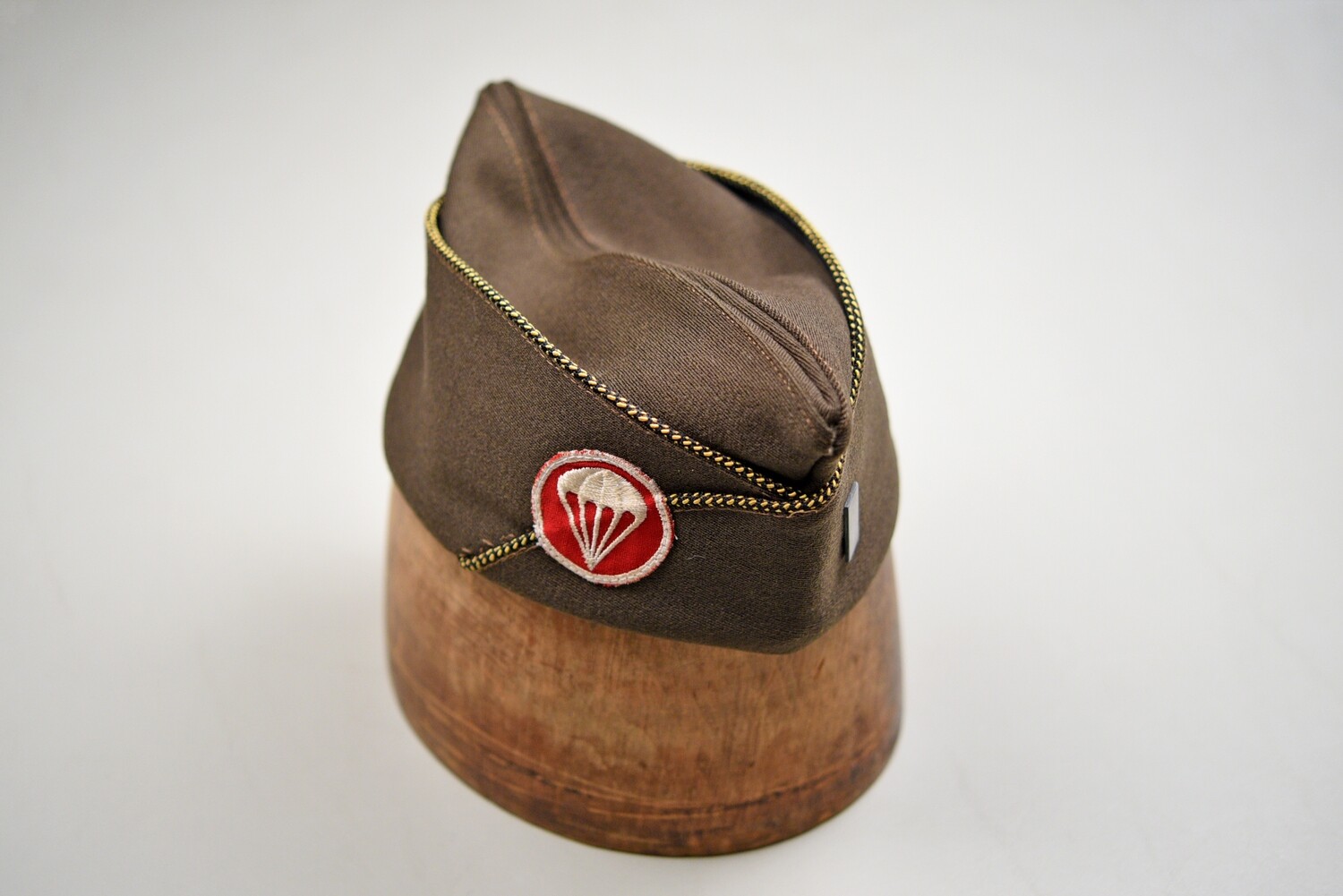 WWII U.S. AIRBORNE ARTILLERY OFFICER OVERSEAS CAP w/RED PARACHUTE PATCH - OD WOOL