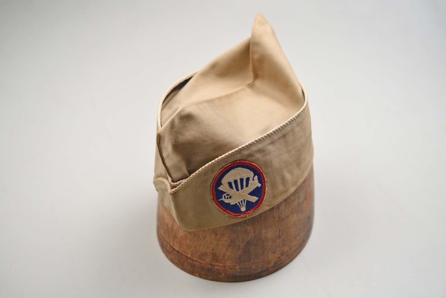 WWII U.S. AIRBORNE PARA/GLIDER ENLISTED KHAKI OVERSEAS CAP - QUARTERMASTER PIPED