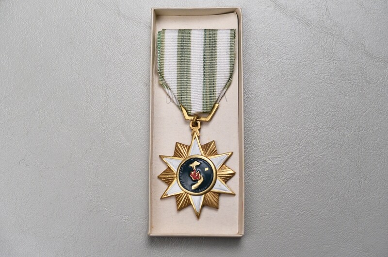 VIETNAM CAMPAIGN MEDAL IN CARDBOARD BOX – VIETNAMESE MADE