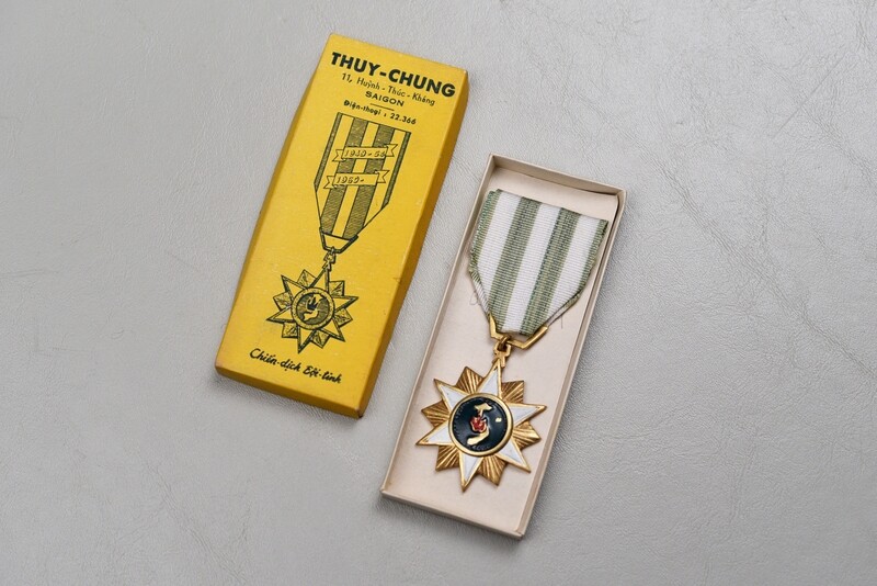 VIETNAM CAMPAIGN MEDAL IN CARDBOARD BOX – VIETNAMESE MADE VIETNAM CAMPAIGN MEDAL IN CARDBOARD BOX – VIETNAMESE MADE