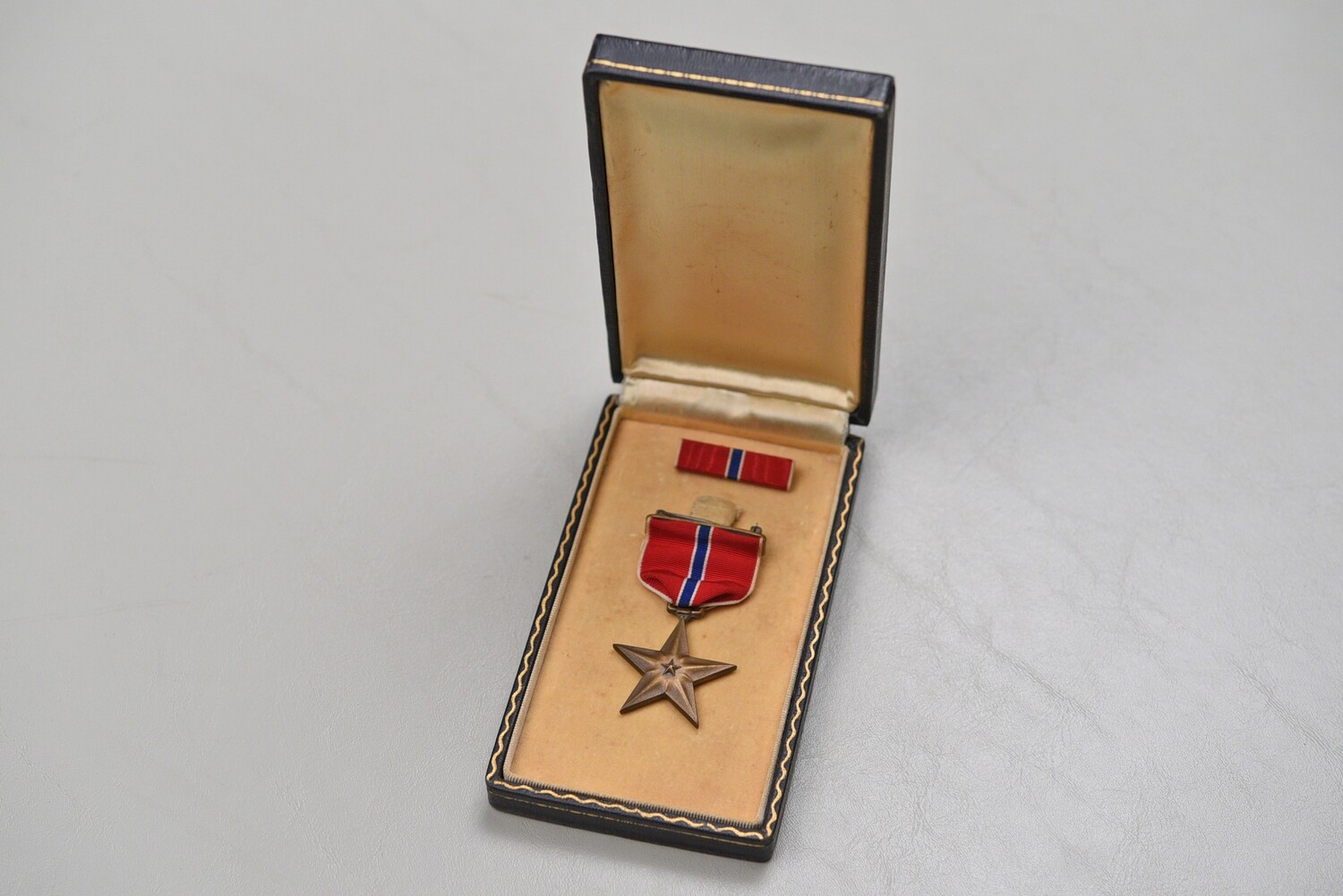 WWII U.S. NAVY/MARINE CORPS BRONZE STAR MEDAL IN SHORT LEATHERETTE CASE