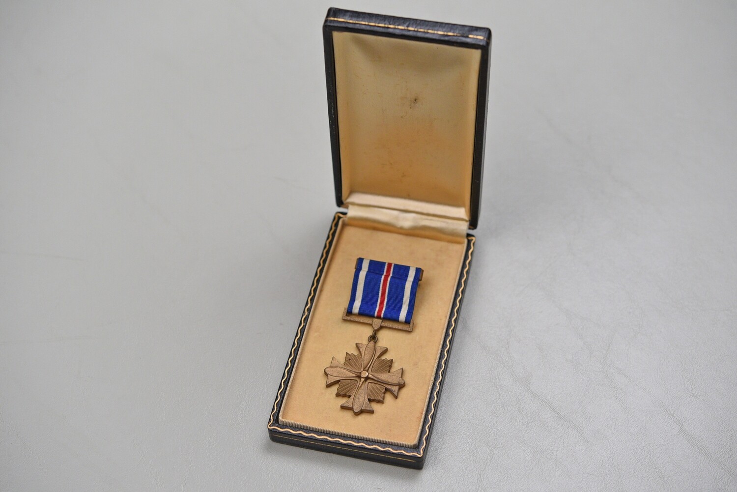 WWII U.S. NAVY/MARINE CORPS DISTINGUISHED FLYING CROSS IN SHORT LEATHERETTE CASE