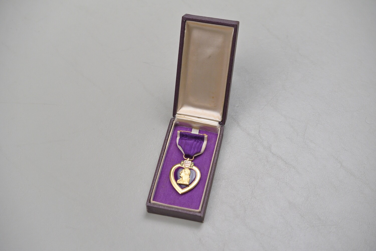 WWII U.S. NAVY/MARINE CORPS TYPE I PURPLE HEART IN PURPLE BOX