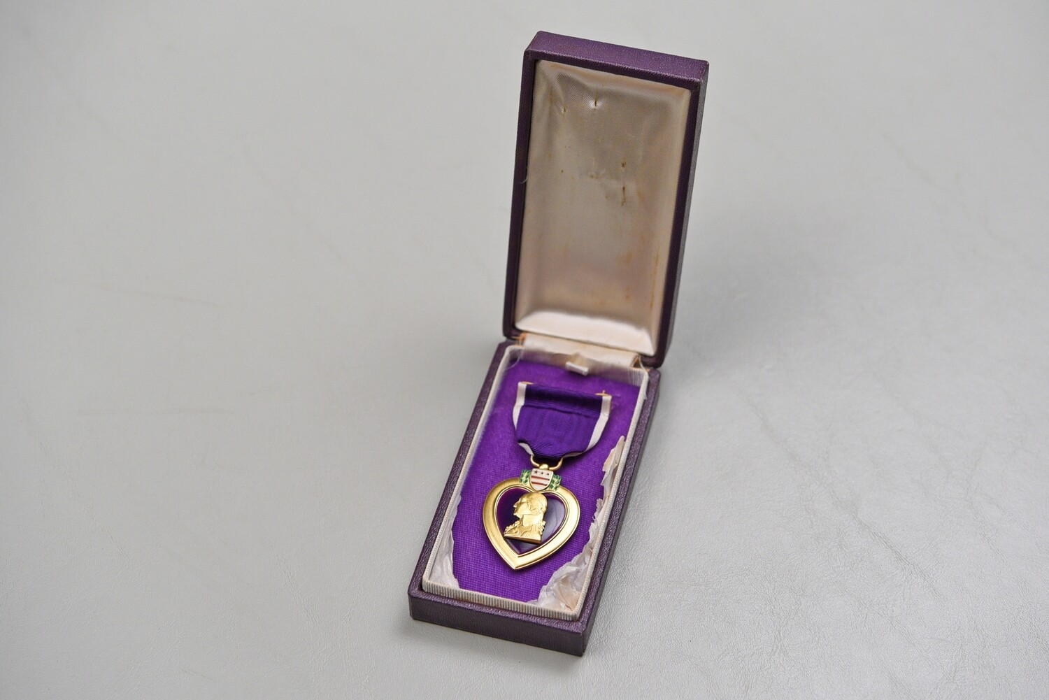 WWII U.S. NAVY/MARINE CORPS TYPE I PURPLE HEART IN PURPLE BOX