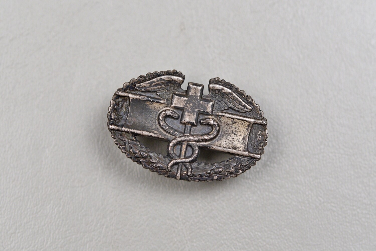 WWII U.S. ARMY COMBAT MEDIC BADGE - PIN BACK