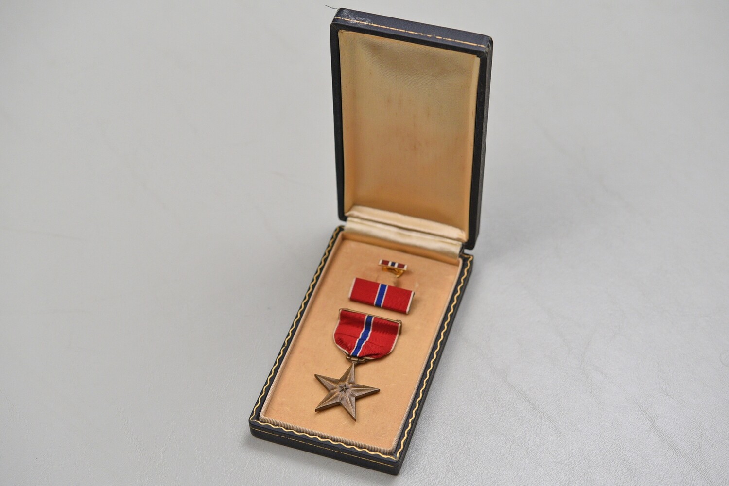 WWII U.S. NAVY/MARINE CORPS BRONZE STAR MEDAL IN SHORT LEATHERETTE CASE