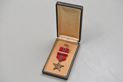 WWII U.S. NAVY/MARINE CORPS BRONZE STAR MEDAL IN SHORT LEATHERETTE CASE