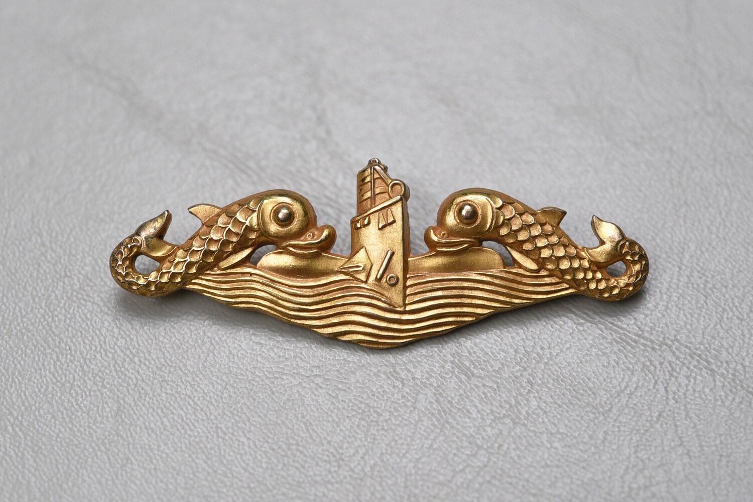 WWII U.S. NAVY SUBMARINE OFFICER&#39;S BADGE BY GEMSCO - DEEP WAVE, STERLING