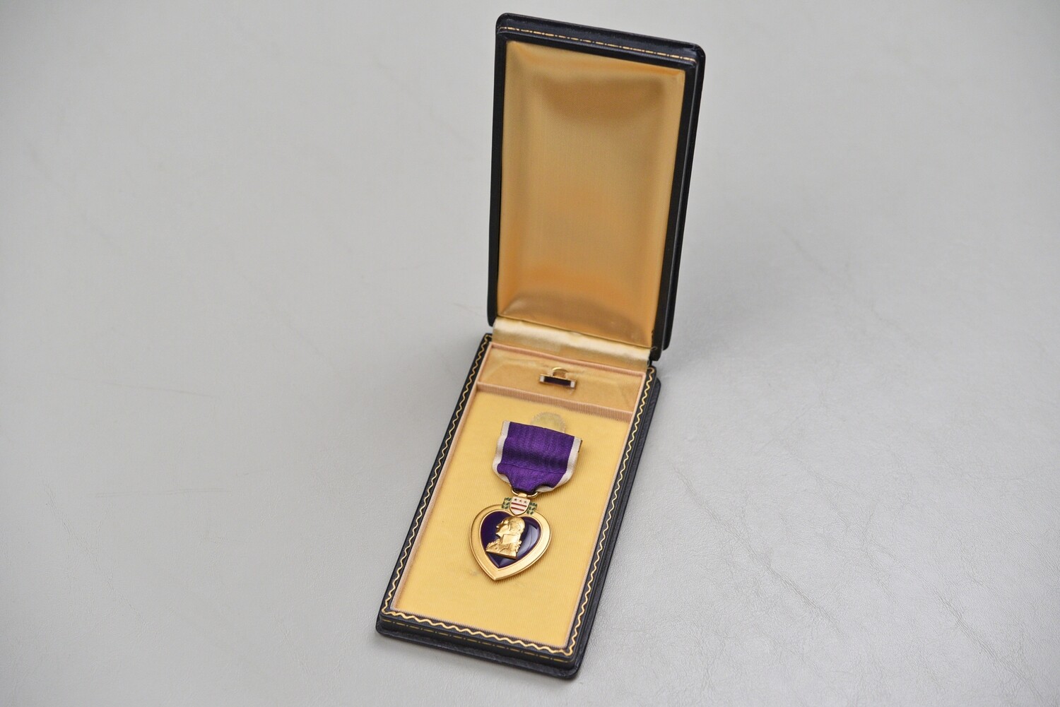 VIETNAM WAR U.S. MARINE CORPS TYPE II PURPLE HEART MEDAL NAMED CLIFFORT ROBERTS - KIA 9 JULY 1965