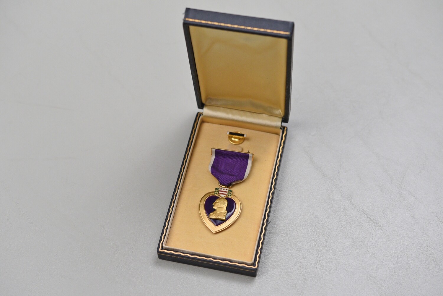 VIETNAM WAR U.S. MARINE CORPS TYPE II PURPLE HEART MEDAL NAMED TO KENNETH PARKER - KIA 21 JUNE 1965