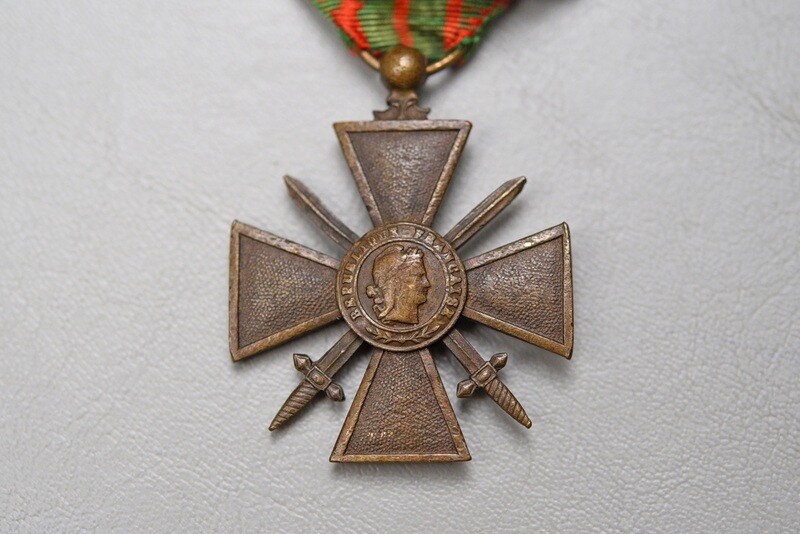WWI FRENCH CROIX DE GUERRE w/PALM, 2 STARS &amp; FOURRAGERE ON PARADE BAR – 1914-1917