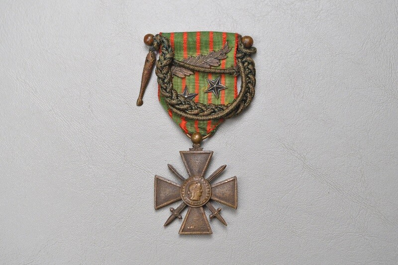 WWI FRENCH CROIX DE GUERRE w/PALM, 2 STARS & FOURRAGERE ON PARADE BAR – 1914-1917 WWI FRENCH CROIX DE GUERRE w/PALM, 2 STARS & FOURRAGERE ON PARADE BAR – 1914-1917