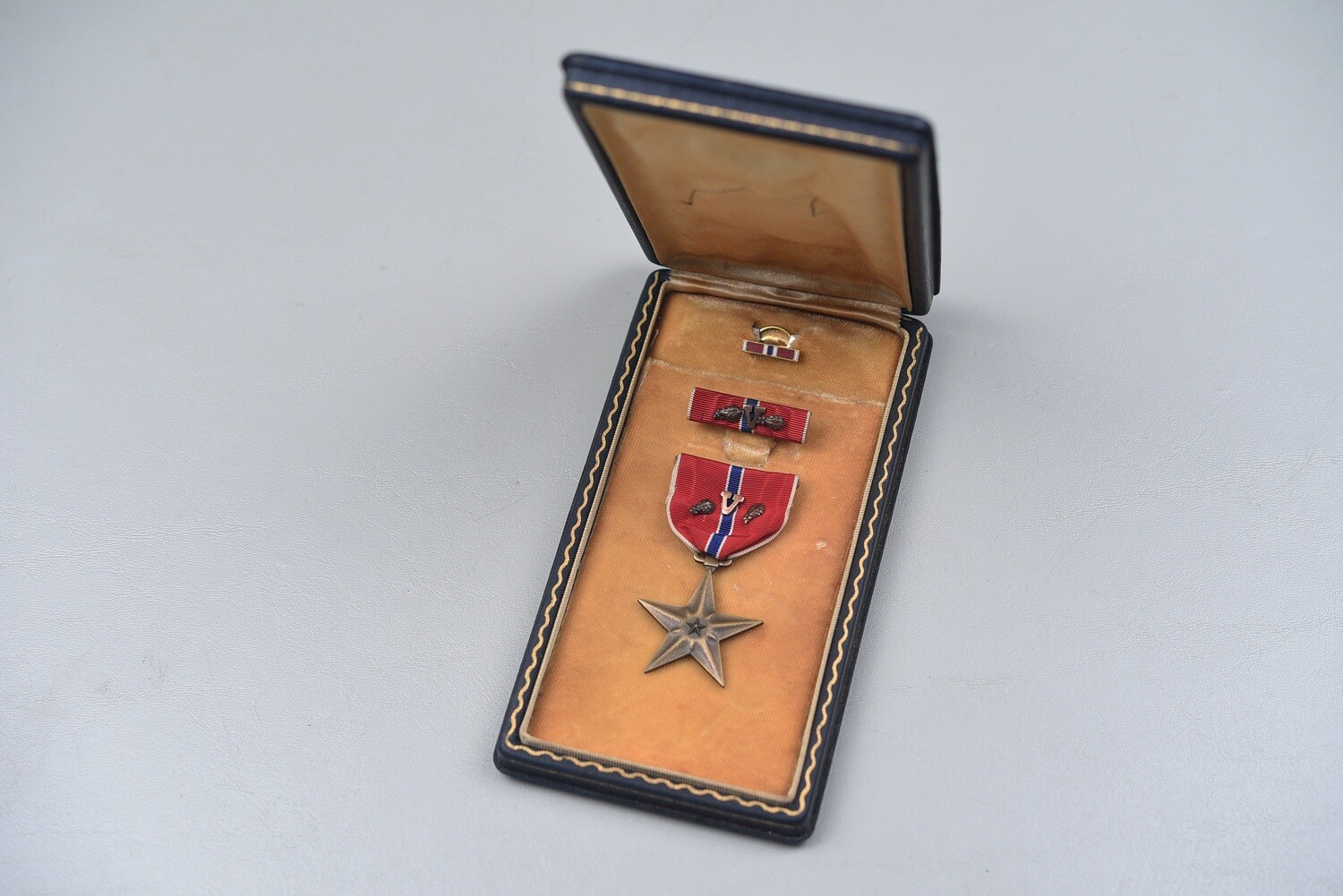 WWII U.S. ARMY BRONZE STAR MEDAL w/2 OLC &amp; &#39;V&#39; DEVICE IN CASE - NAMED