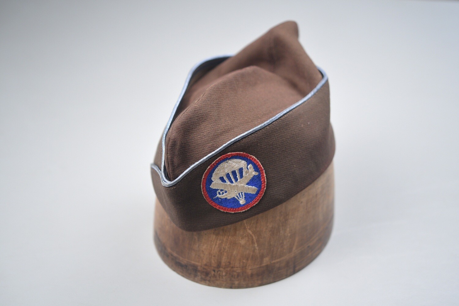 WWII U.S. AIRBORNE ENLISTED OD CHOCOLATE BROWN WOOL OVERSEAS CAP - BLUE PIPED