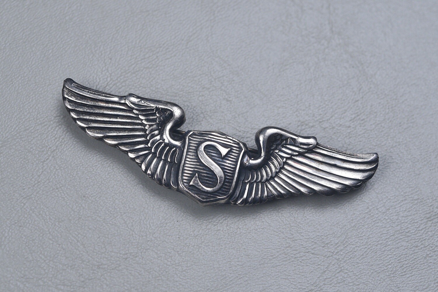 WWII U.S. ARMY AIR CORPS SERVICE PILOT WING - THEATER MADE, PIN BACK