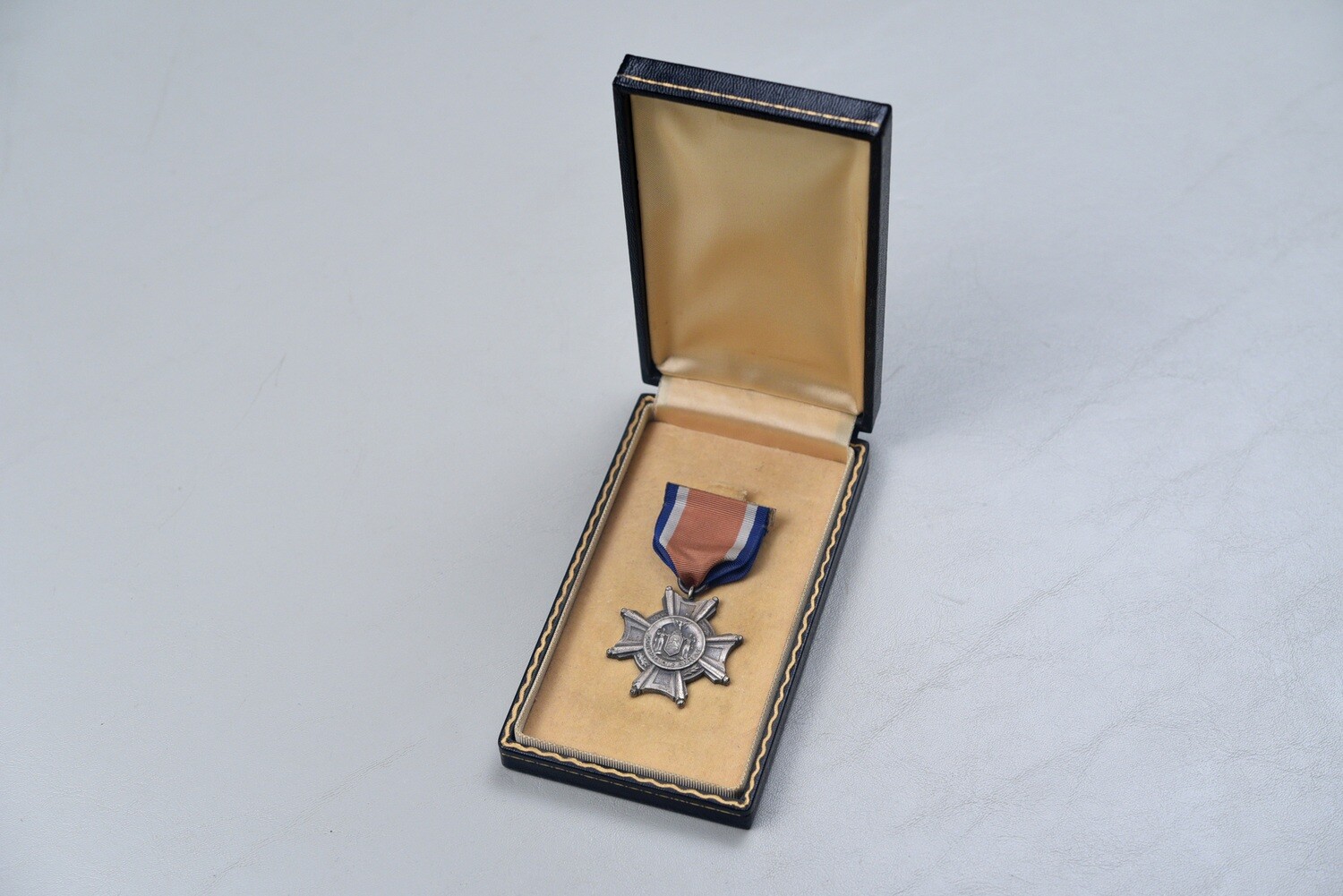 WWII U.S. STATE OF NEW YORK CONSPICUOUS SERVE CROSS IN LEATHERETTE CASE - NUMBERED/IDENTIFIED