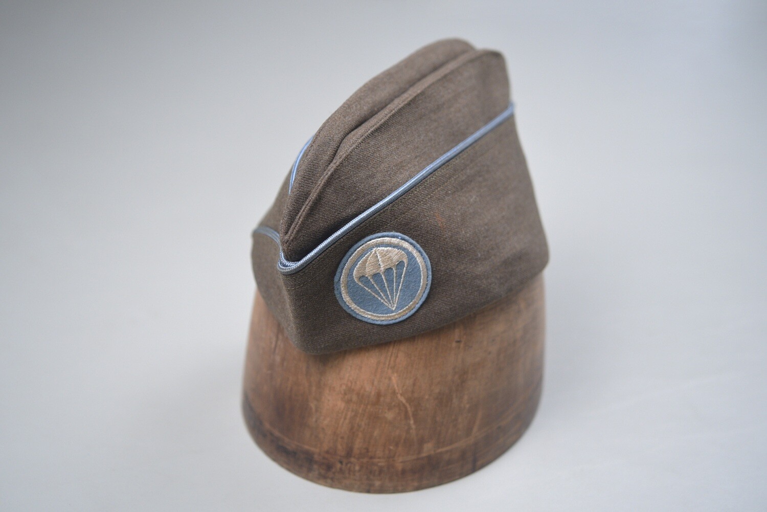 – WWII U.S. AIRBORNE PARACHUTE INFANTRY REGIMENT CHOCOLATE BROWN OVERSEAS CAP