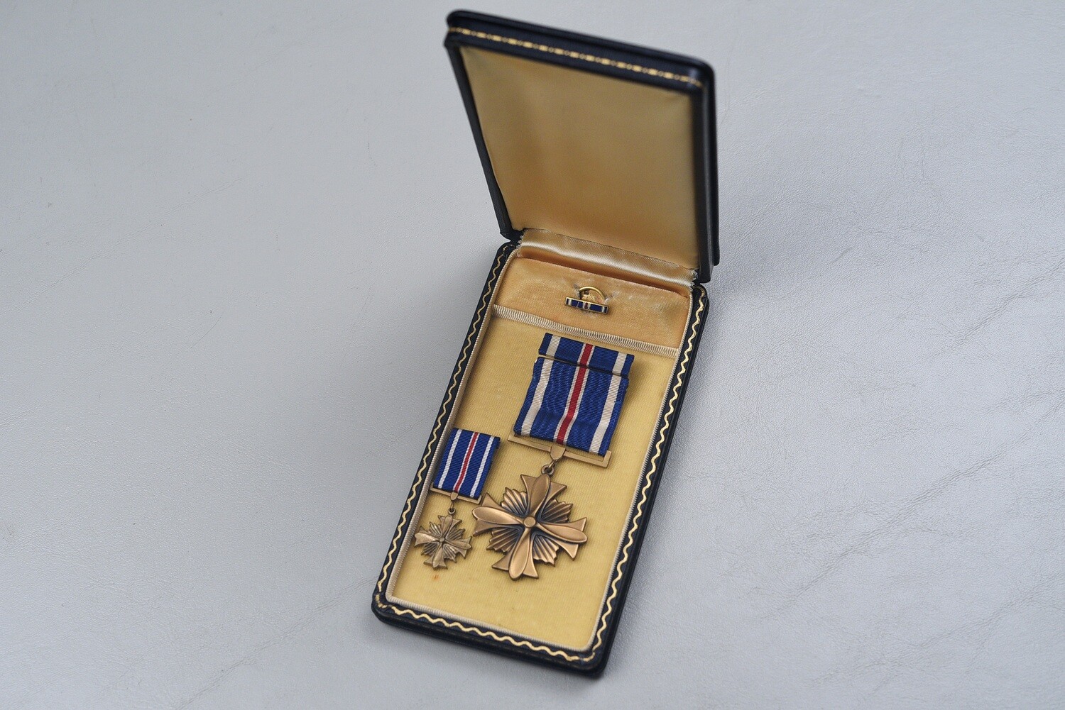 WWII U.S. ARMY AIR CORPS DISTINGUISHED FLYING CROSS IN CASE w/MINIATURE