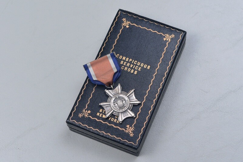 WWII U.S. STATE OF NEW YORK CONSPICUOUS SERVE CROSS IN LEATHERETTE CASE - NUMBERED/IDENTIFIED