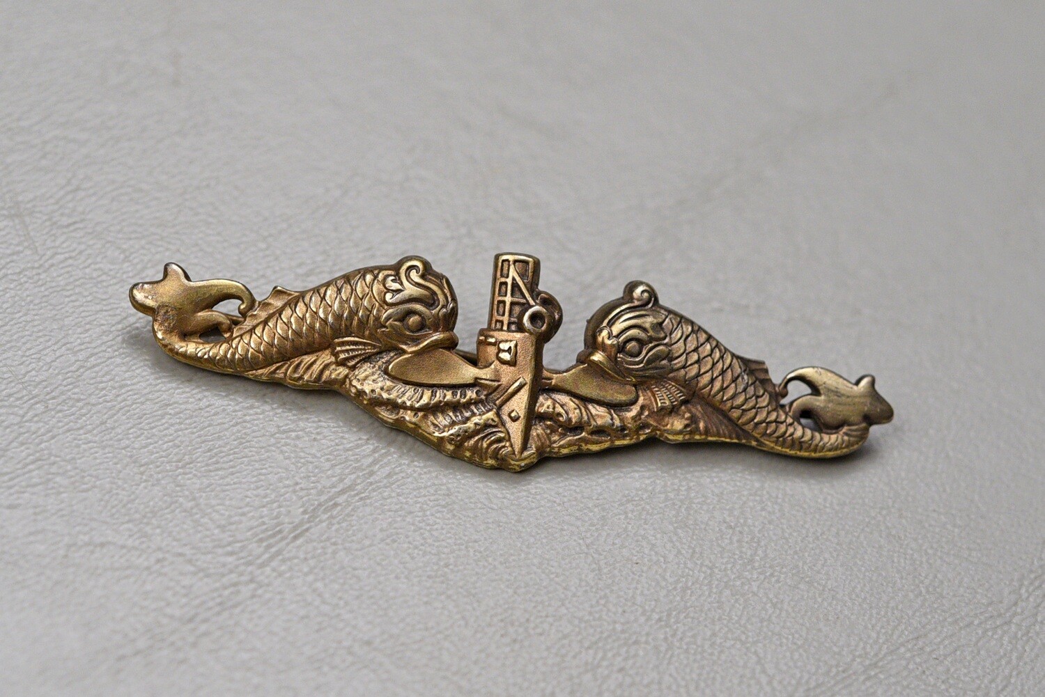 WWII U.S. NAVY SUBMARINE OFFICER&#39;S DOLPHIN BADGE BY BALFOUR - PIN BACK, STERLING
