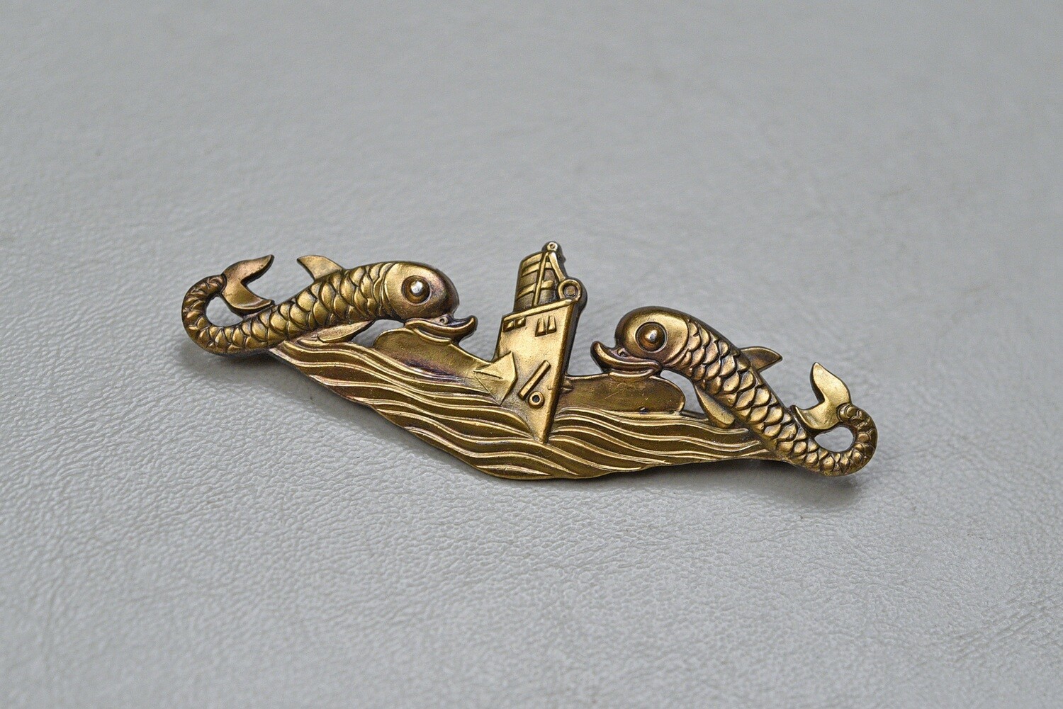 WWII U.S. NAVY SUBMARINE OFFICER&#39;S DOLPHIN DEEP WAVE BADGE BY H&amp;H - PIN BACK, STERLING