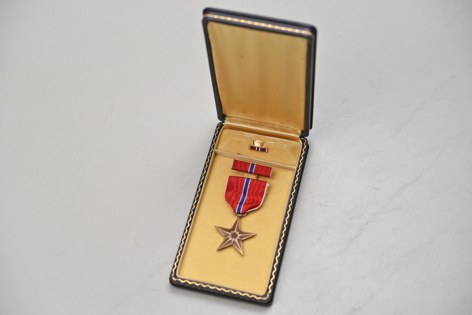 WWII U.S. ARMY BRONZE STAR MEDAL SET IN BLACK LEATHERETTE CASE