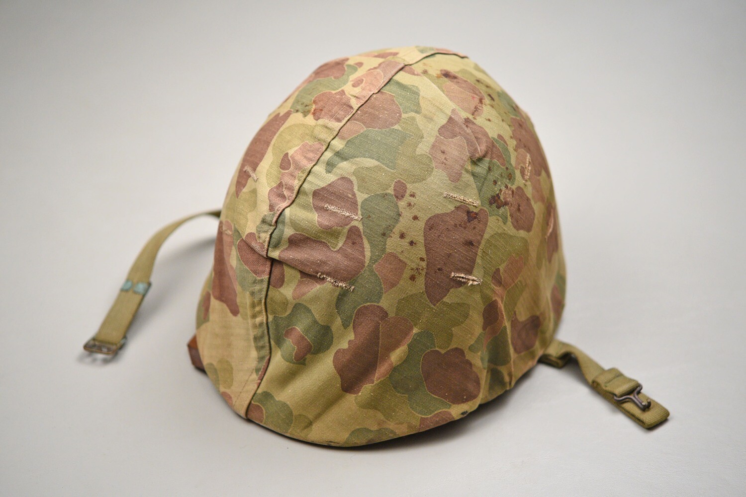WWII U.S. MARINE CORPS M1 HELMET w/2nd PATTERN CAMOUFLAGED COVER