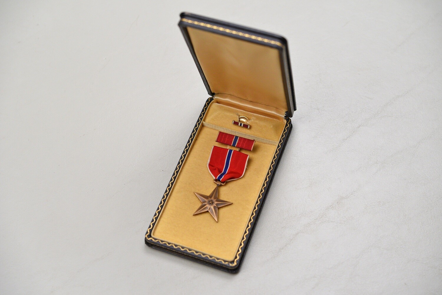 WWII U.S. ARMY BRONZE STAR MEDAL SET IN BLACK LEATHERETTE CASE