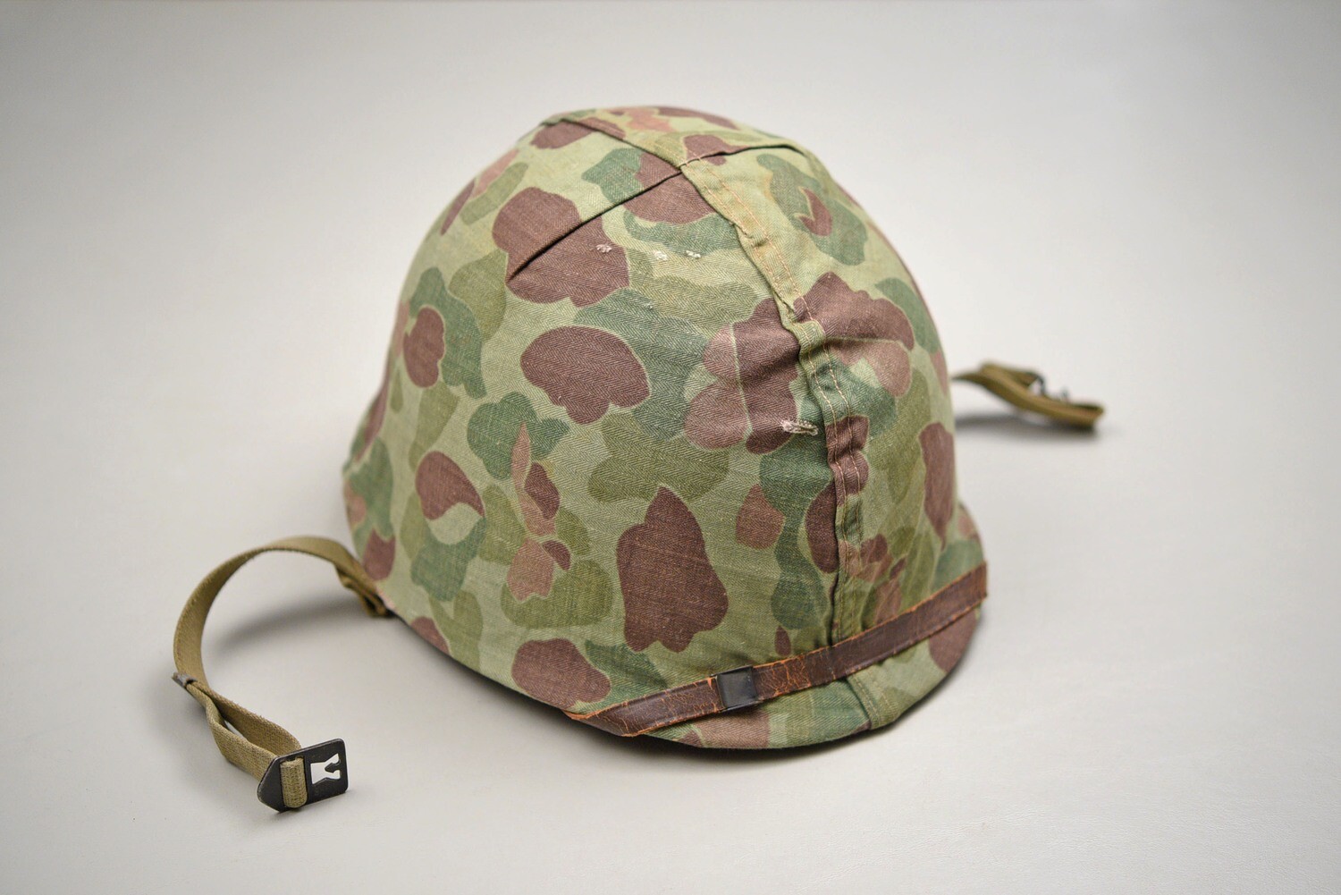 WWII U.S. MARINE CORPS M1 HELMET w/1st PATTERN CAMOUFLAGED COVER