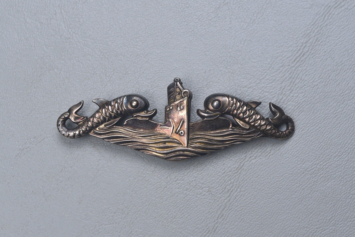 WWII U.S. NAVY OFFICER&#39;S SUBMARINE DOLPHIN BADGE BY H&amp;H - PIN BACK STERLING