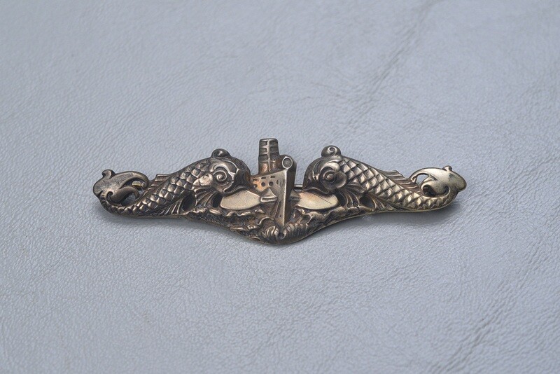 WWII U.S. NAVY OFFICER'S SUBMARINE DOLPHIN BADGE BY GEMSCO - PIN BACK STERLING