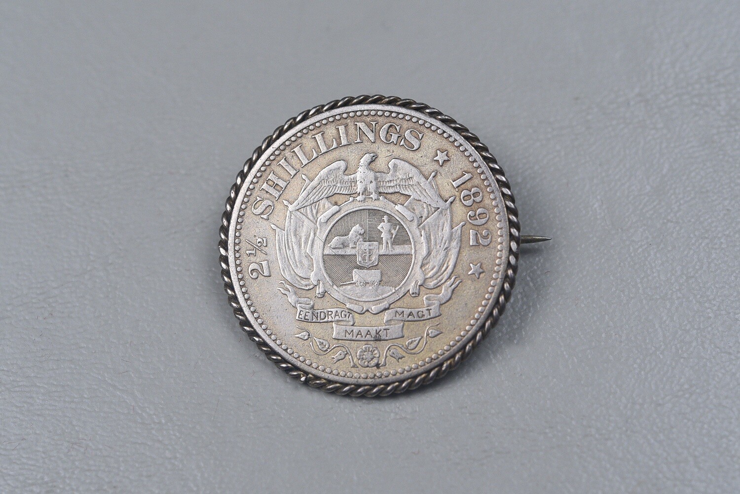 BOAR WAR BRITISH SOUVENIR SOUTH AFRICAN 2½ SHILLING SILVER COIN BROACH - PIN BACK