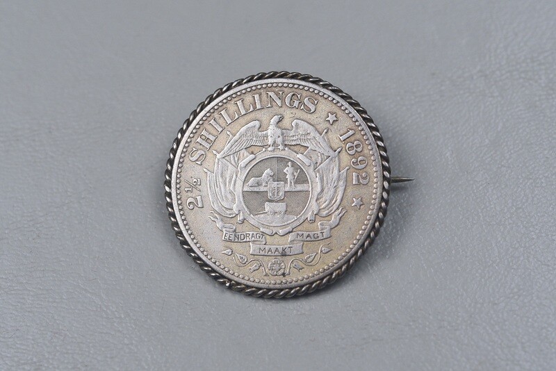 BOAR WAR BRITISH SOUVENIR SOUTH AFRICAN 2½ SHILLING SILVER COIN BROACH - PIN BACK BOAR WAR BRITISH SOUVENIR SOUTH AFRICAN 2½ SHILLING SILVER COIN BROACH - PIN BACK