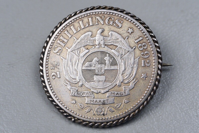BOAR WAR BRITISH SOUVENIR SOUTH AFRICAN 2½ SHILLING SILVER COIN BROACH - PIN BACK