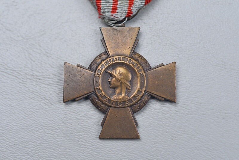 WWI FRENCH COMBATANT'S CROSS ON ORIGINAL RIBBON